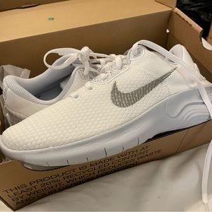 NWB Nike Women's Flex Experience 11 Running Shoes